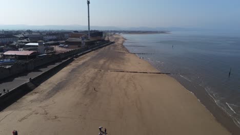 Beliebter-Rhyl-ferienort-Am-Meer-Luftbild-über-Küstenstrand-Am-Wasser