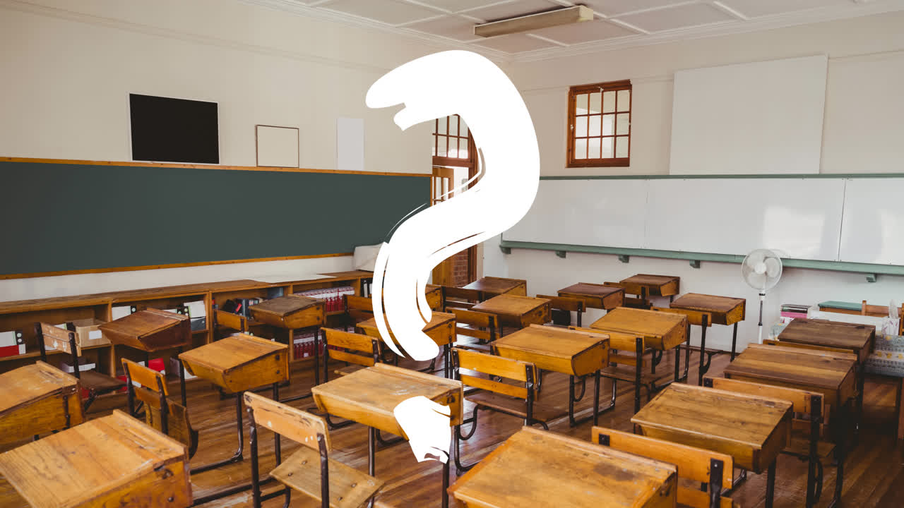 Animazione di punto interrogativo bianco su sedie e banchi in un'aula scolastica vuota.