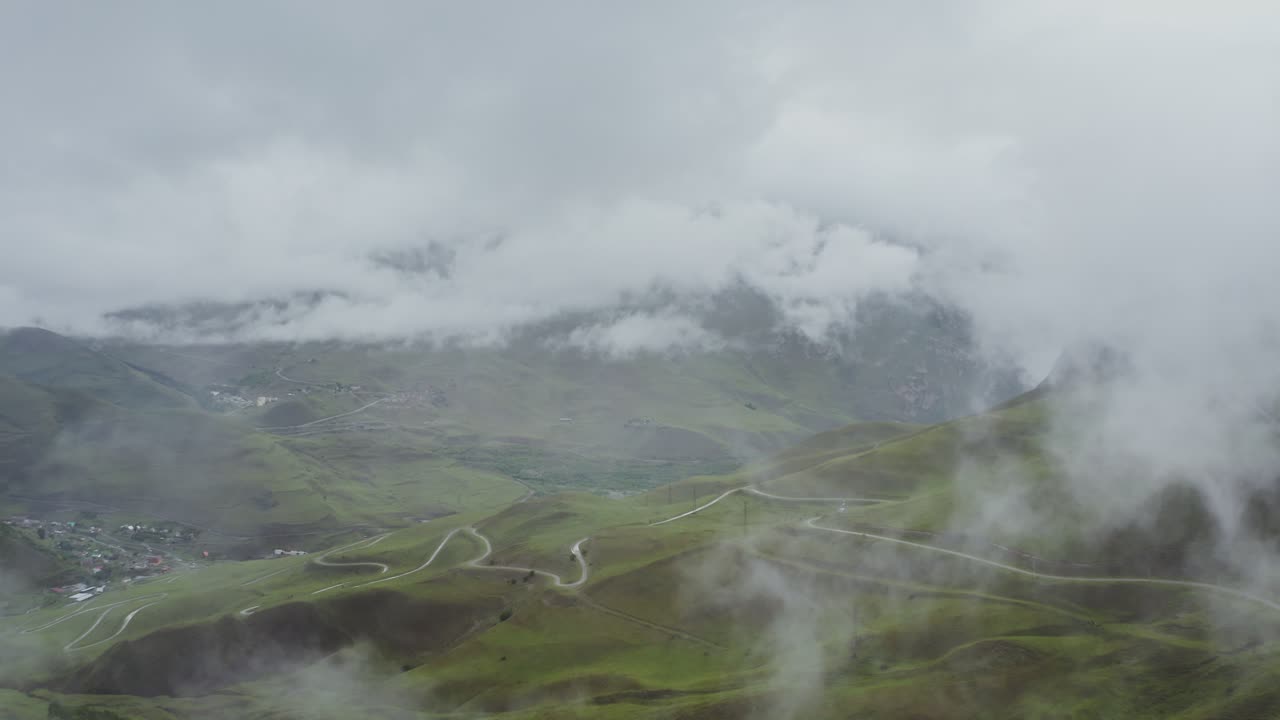 휘어지는 도로와 안개가 있는 산악 계곡