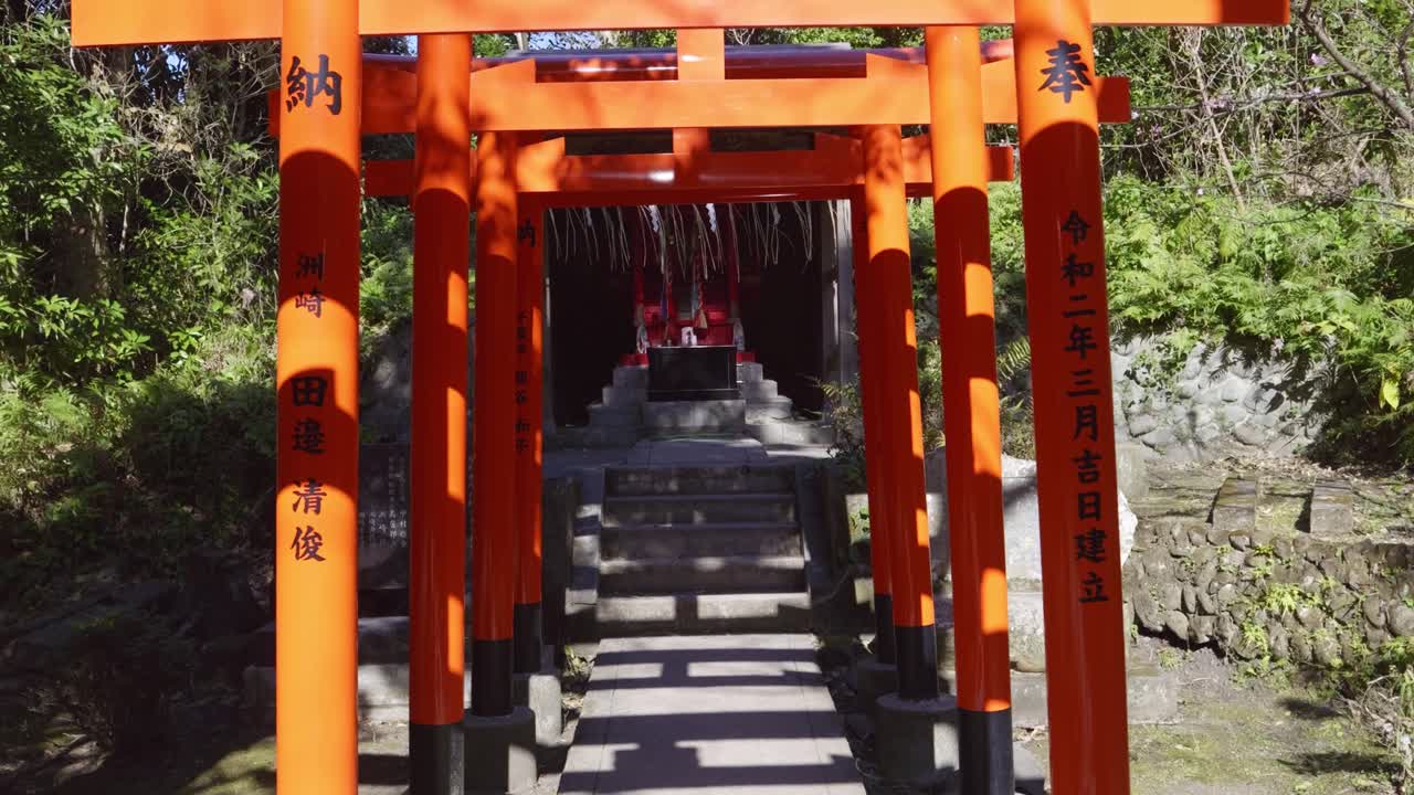 Hidastuskuva punaisista Torii-porteista hidastettuna