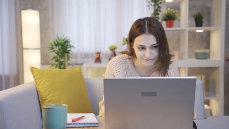 Mujer-Independiente-Trabajando-En-Una-Computadora-Portátil-En-La-Sala-De-Estar-De-Casa.