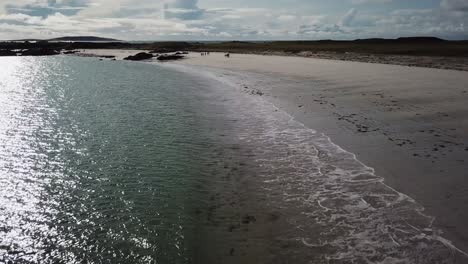 Vista-Aérea-De-Las-Olas-Rompiendo-En-La-Playa-De-Arena-De-Clifden-En-Irlanda,-Europa