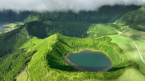 Grün-In-Der-Caldera-Rund-Um-Die-Flache-Lagune,-Sieben-Städte