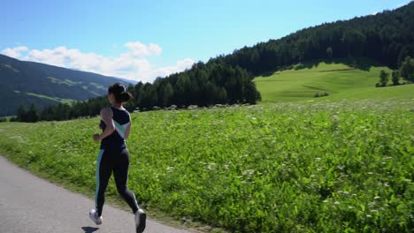 Frau-Joggt-Im-Freien.-Italien-Dolomiten-Alpen