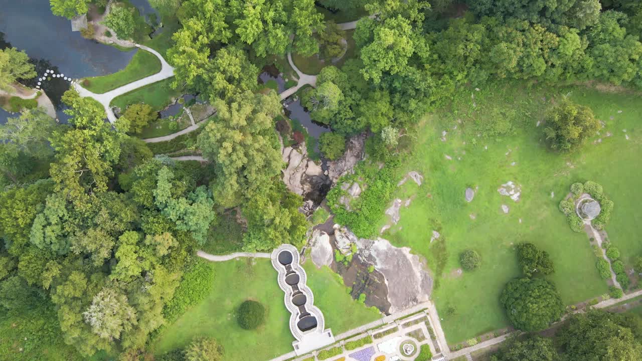 jardín japonés y frente al río en maymont park en richmond, virginia | vista aérea de arriba hacia abajo panorámica hacia arriba | verano 2021