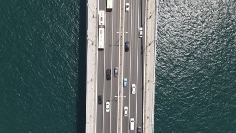 tráfico de la ciudad en la vista aérea del puente