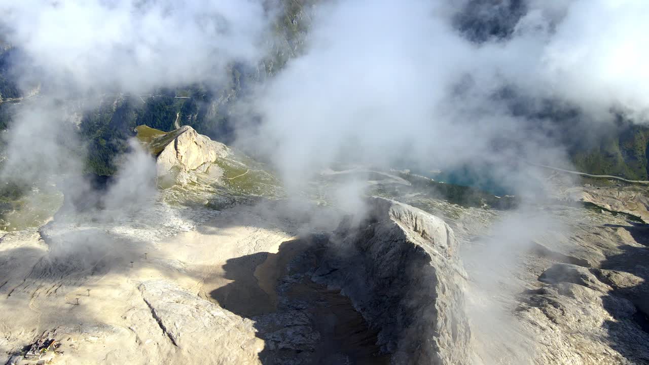 이탈리아 백운석에 있는 마모라다 산의 북쪽 면의 공중 전망