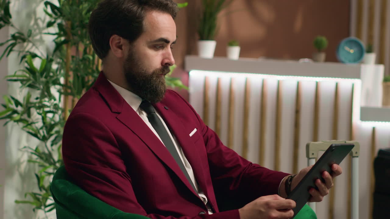 empleado preparándose para una reunión importante