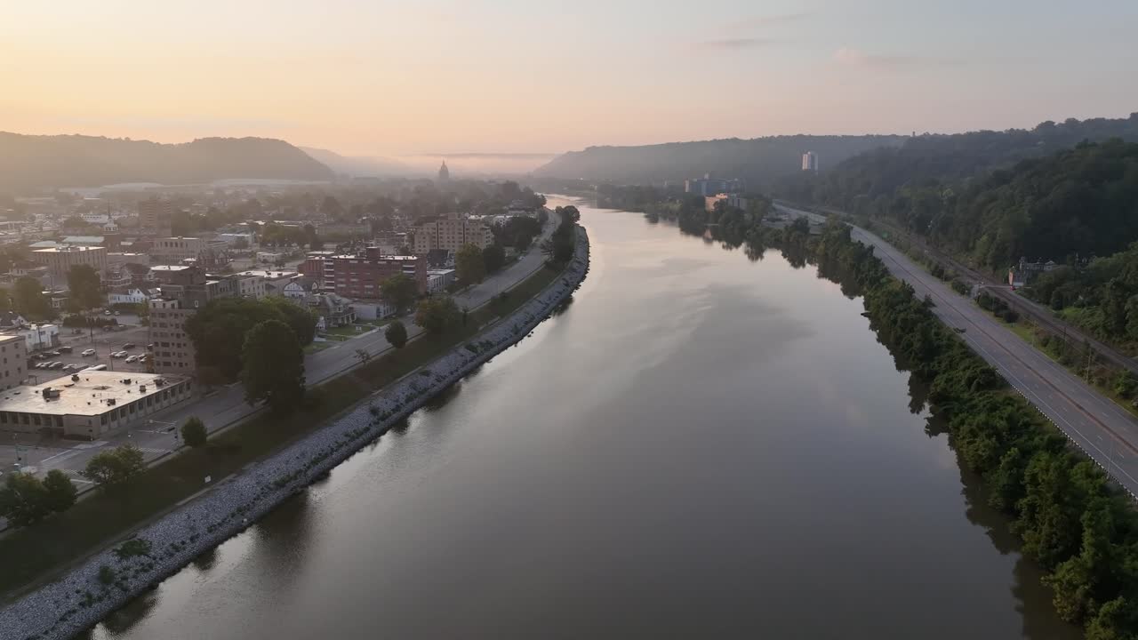 el río kanawha al amanecer empuje aéreo en el aire en charleston, virginia occidental
