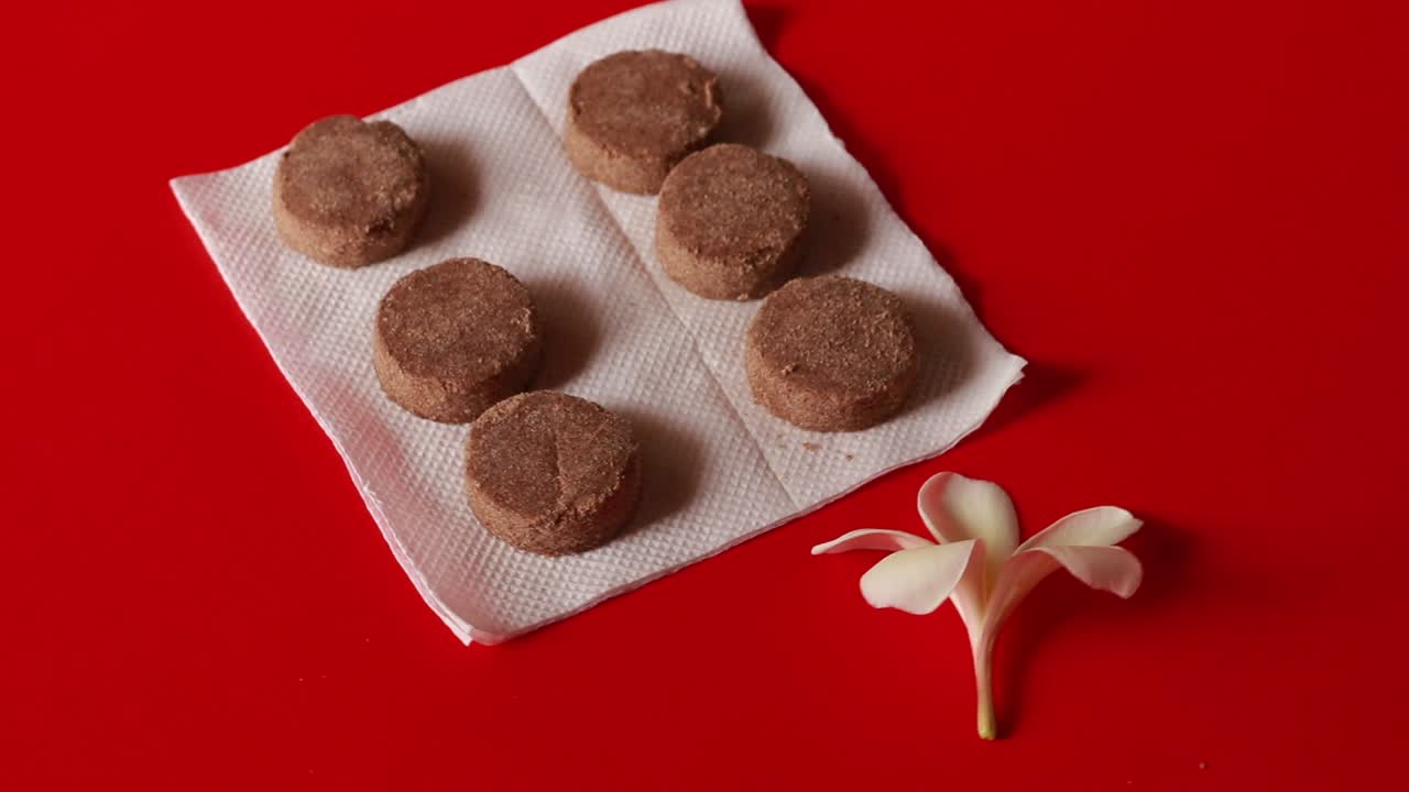 초콜릿 클로즈업 틸팅이 있는 많은 칩 케이크 쿠키