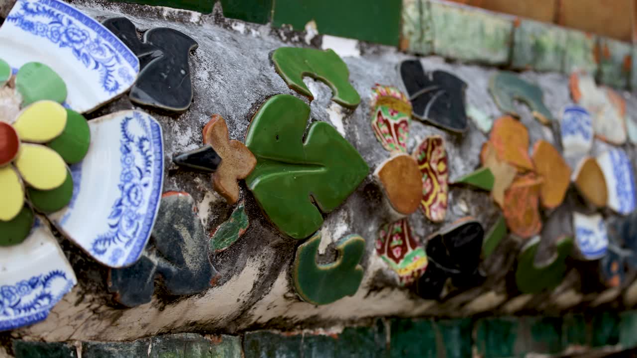 성전 구조 에 있는 복잡 한 도자기 모자이크