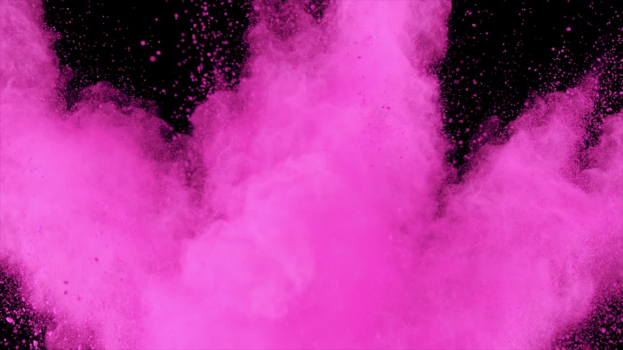 Kraftig lilla partikel- og pulverbombeeksplosion i slowmotion isoleret på sort baggrund 4K.
