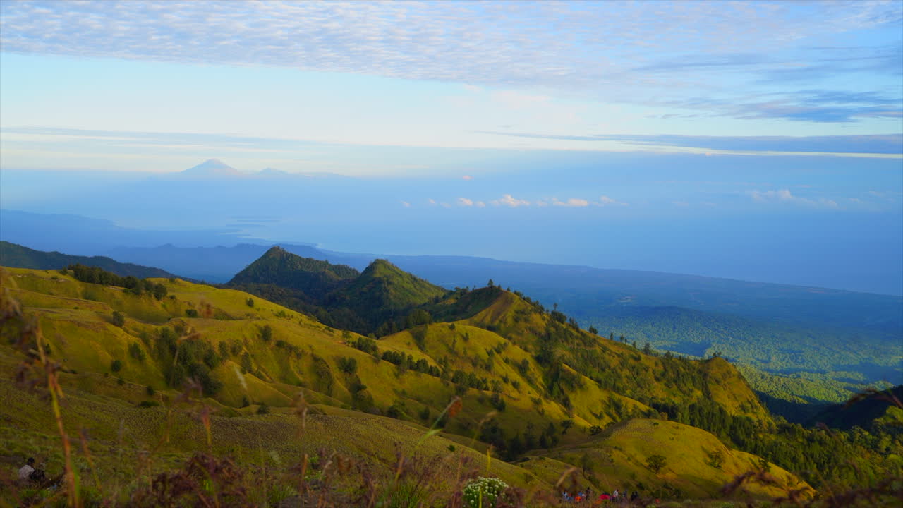 Puncak Gunung Rinjani Lombok. Gerakan cahaya matahari terbit. Indonesia Bali. Selang waktu (Timelapse) matahari terbit yang damai, awan melintas, pemandangan pegunungan, Gunung Berapi.