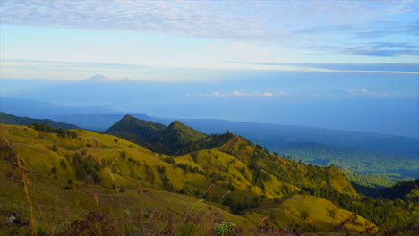 Gipfel-Des-Berges-Ranjani-Lombok,-Sonnenlicht,-Sonnenaufgang,-Bewegung,-Indonesien,-Bali,-Zeitraffer,-Friedlicher-Sonnenaufgang,-Wolke,-Die-Am-Berglandschaftsvulkan-Vorbeizieht