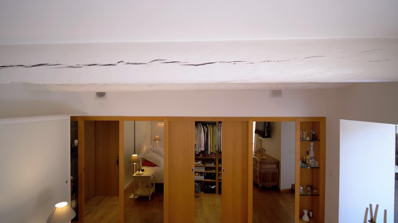 이중 문 창문을 통해 자연 채광이 빛나는 실내 고급스러운 아늑한 침실 더블 침대