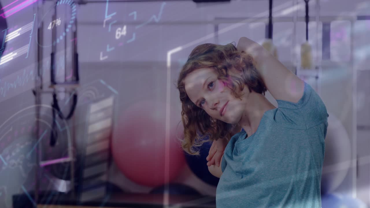 Mujer levantando el brazo para iniciar un estiramiento lateral en un estudio de Pilates, con una superposición de fitness que rastrea la flexibilidad.