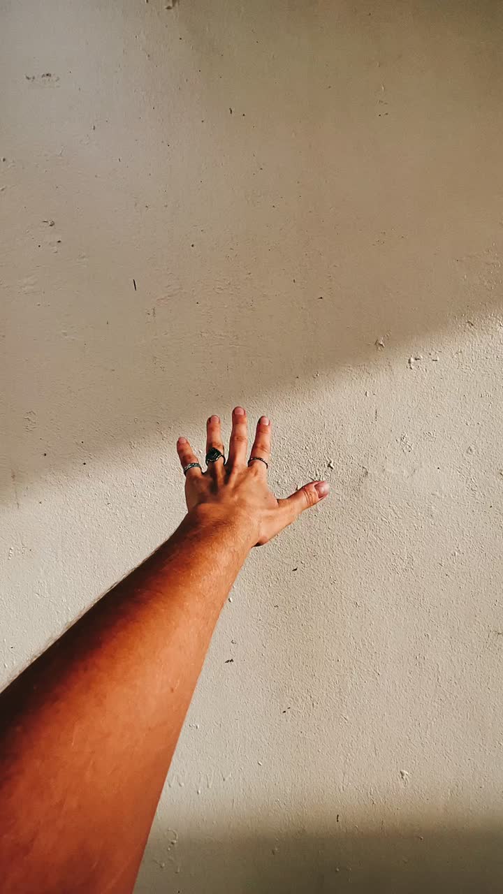 mano alcanzando hacia una pared
