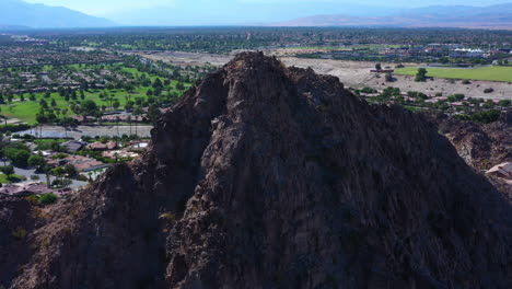 sobrevuelo de drones aéreos de la bandera americana en la cima de una montaña