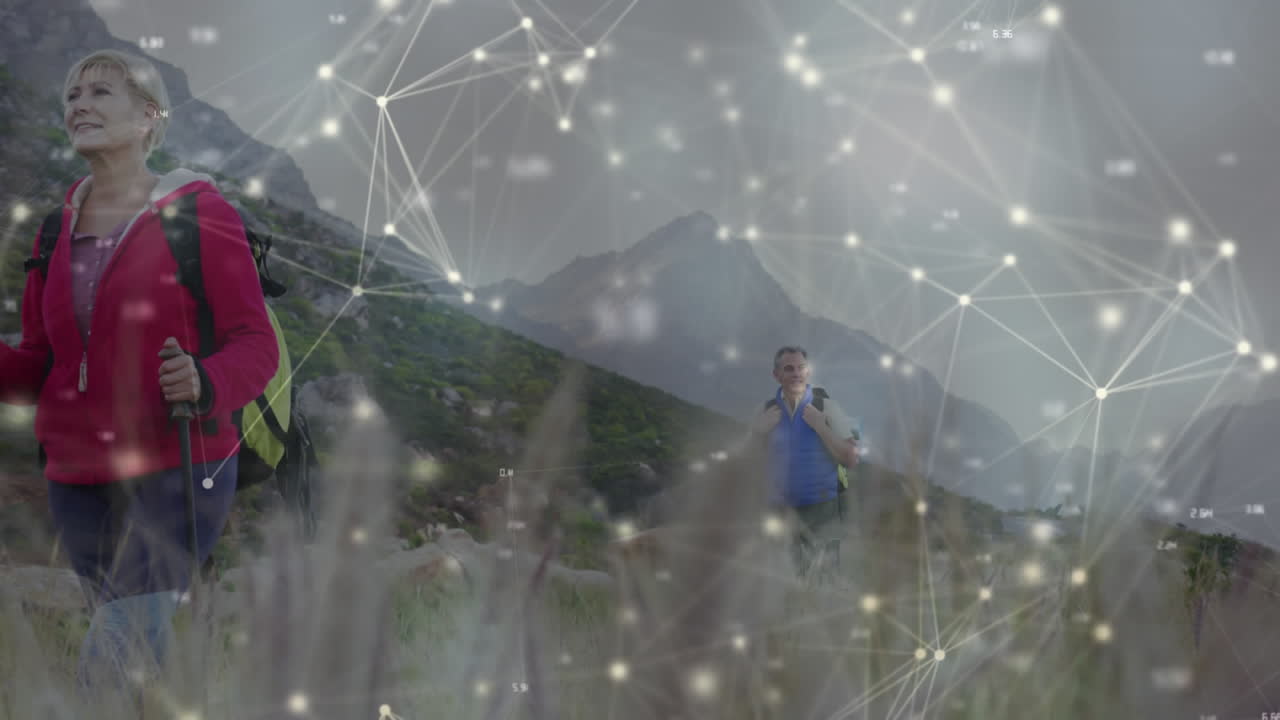 feliz pareja de ancianos caucásicos haciendo senderismo en el campo, a través de una red móvil de conexiones