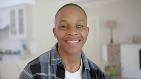 Retrato-De-Un-Feliz-Adolescente-Afroamericano-Con-Pelo-Corto-En-Casa,-Cámara-Lenta