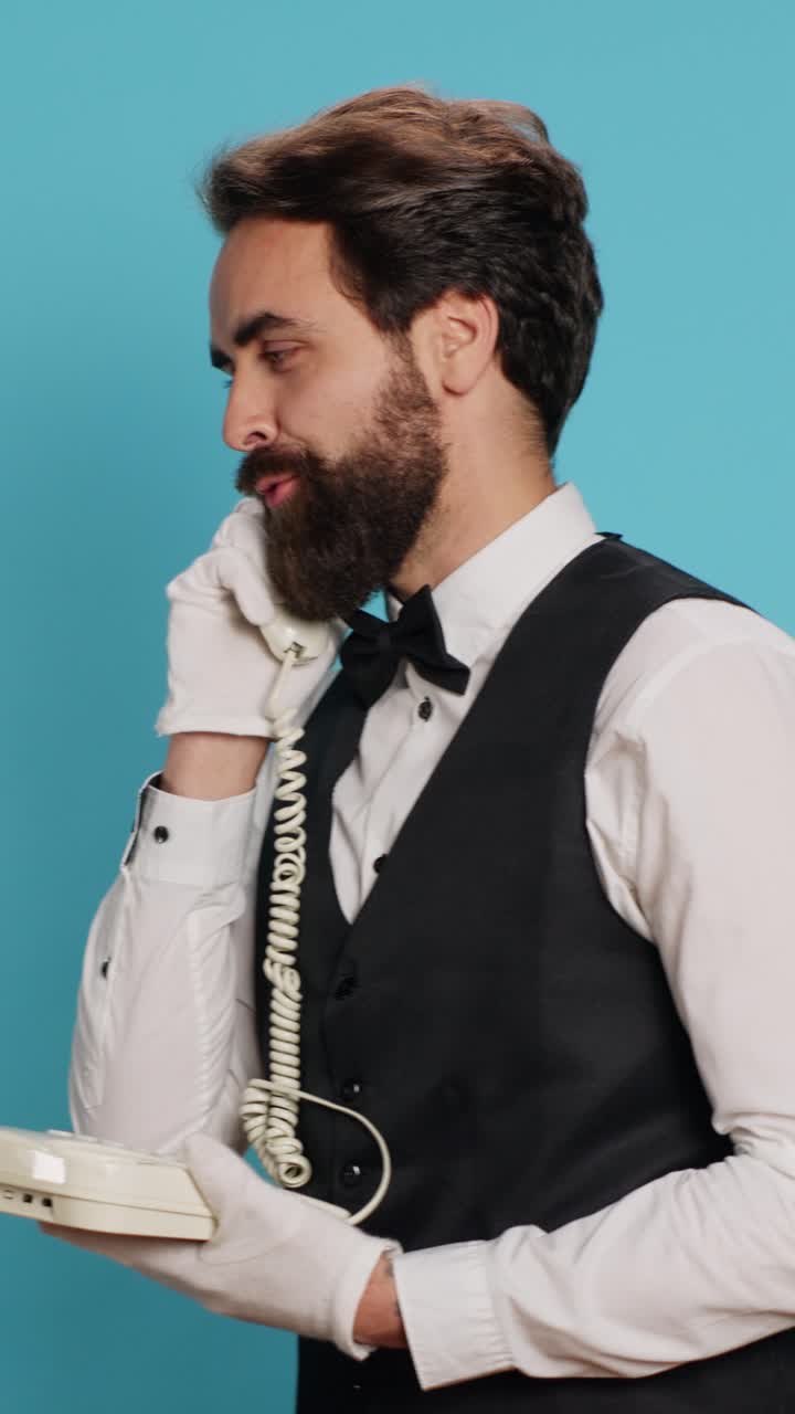 Video verticale: un fattorino risponde a una telefonata da un telefono fisso