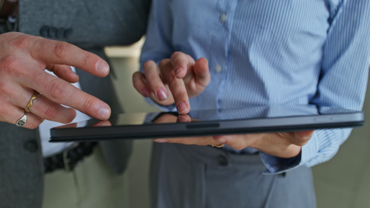 personas de negocios que colaboran en una tableta