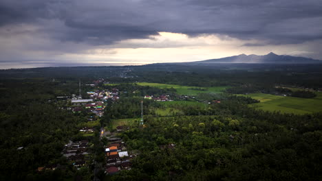vista aérea sobre el tráfico en la carretera a través del paisaje rural en bali al atardecer - hiperlapso de drones