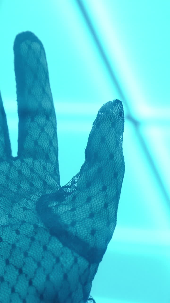 primer plano de un guante de encaje negro