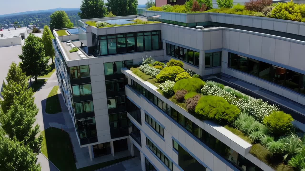 Edifício Moderno com Telhados Verdes e Painéis Solares