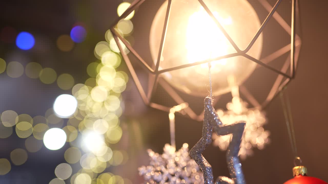 Julepyntet lanterne med bokeh-baggrund