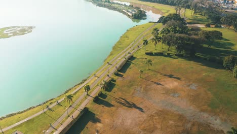 People-jogging-and-rinding-bikes-at-Parque-Barigui,-Curitiba,-Paraná,-Brazil