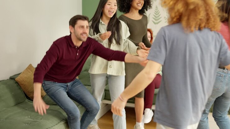 Venner snakker, da folk ankommer, omfavner dem og hilser på dem
