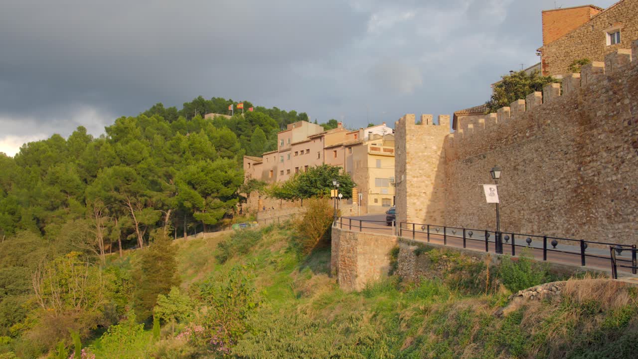 muralla medieval del castillo del alcázar en las laderas de sopena en segorbe, españa