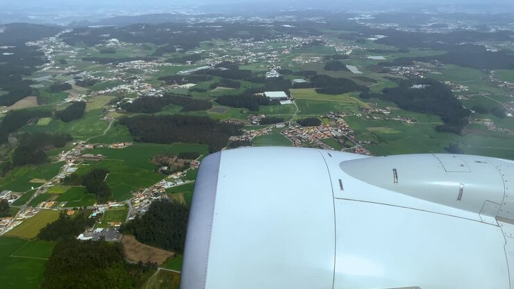 Udsigt over en skyet himmel fra et flyvindue