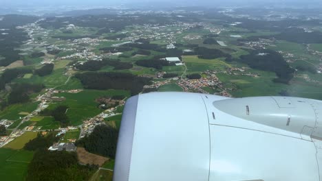 vista de un cielo nublado desde la ventana del avión