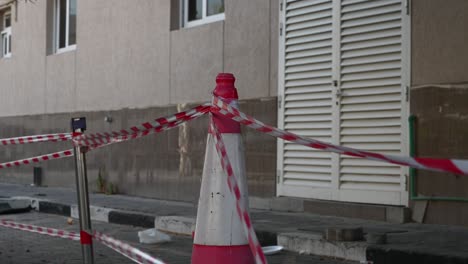 4k:-Rotes-Und-Weißes-Band-Der-Polizei,-Nicht-überqueren,-Blockierende-Stadtstraße,-Demonstration,-Protest-Oder-Tatort-2