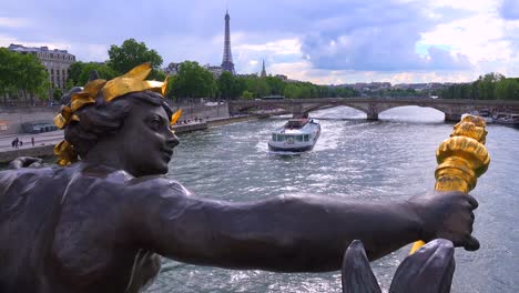 una hermosa vista de los barcos fluviales bateau mouche de parís que pasan bajo el puente alexandre iii