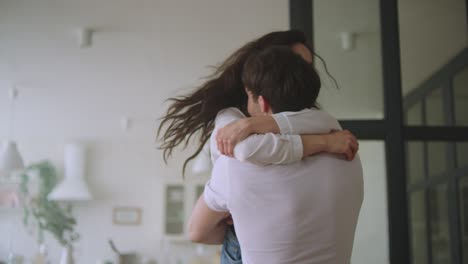 una pareja feliz abrazada en su nuevo hogar. una pareja de amor girando.