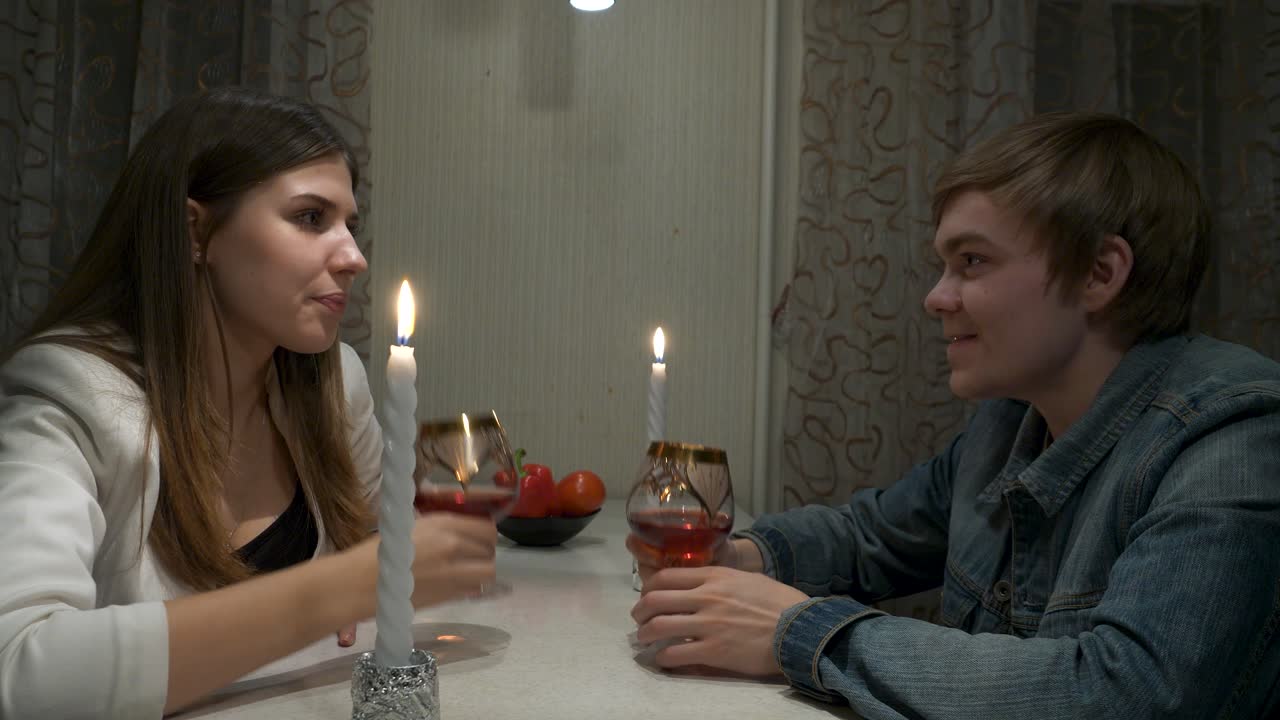 만적 인 커플 이 저녁 식사 를 즐기고 있다