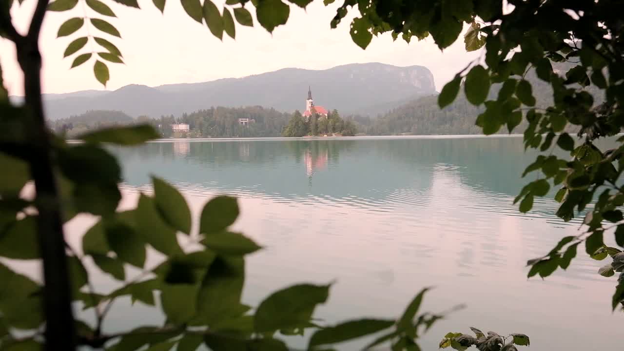 슬로베니아의 일출에 아름다운 블 레드 호수