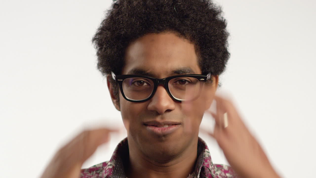 cu man arreglando elegantemente el cabello y la camisa