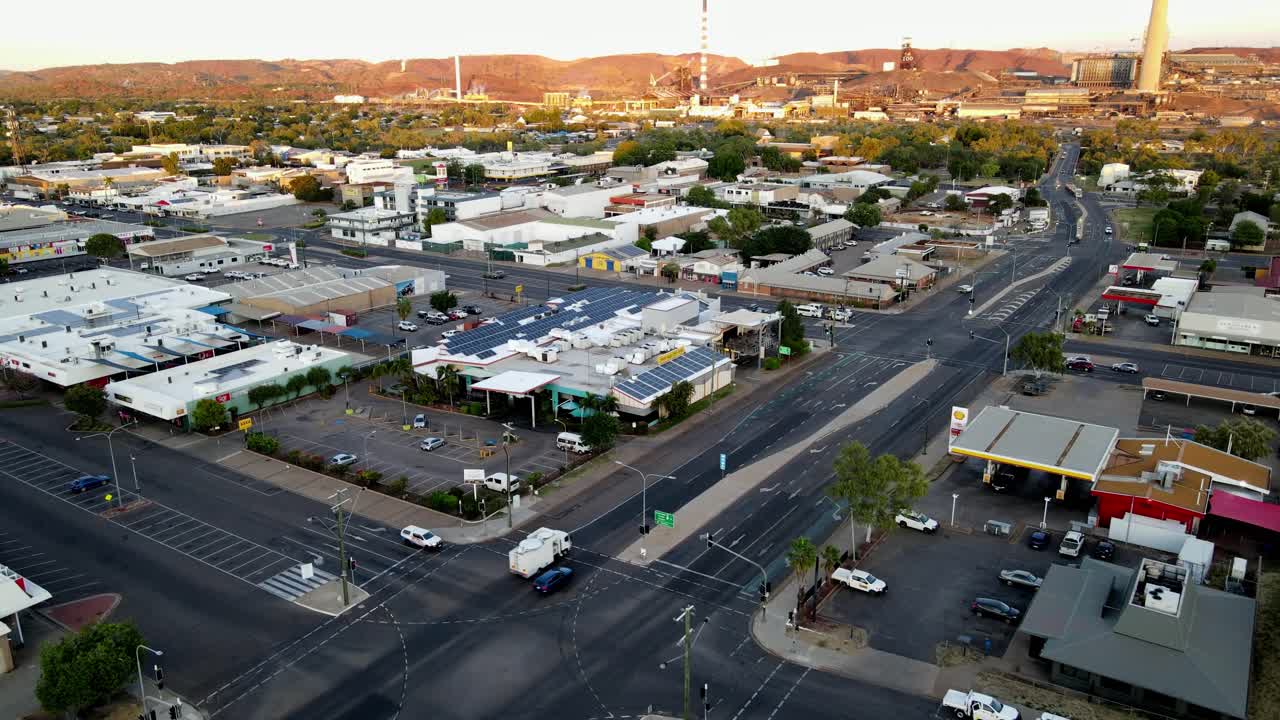 drones aéreos del municipio de mount isa y carreteras con automóviles conduciendo