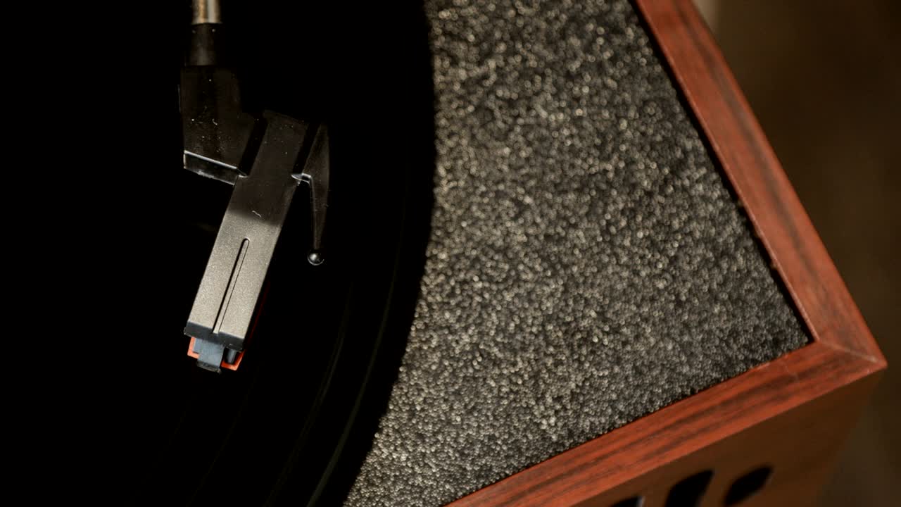 고대 비닐 레코드 플레이어를 사용하는 클로즈업. 턴테이블 플레이어, 비닐 레코드를 재생하는 스타일러스 바늘을 떨어뜨리는