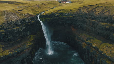 Cascada-De-Mulafossur,-Islas-Feroe:-Fantástica-Vista-Aérea-En-órbita-De-La-Hermosa-Cascada-Y-El-Viento-Golpeando-El-Agua