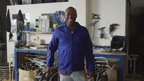 hombre discapacitado sonriendo a la cámara