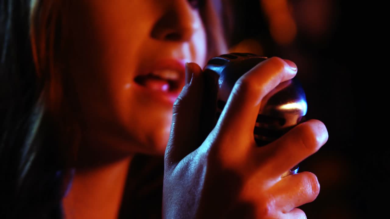 Primo piano di una cantante che canta in studio