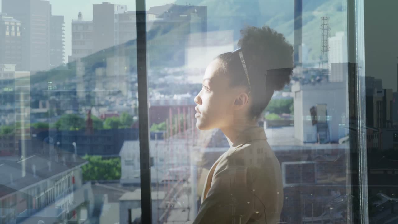 animación del paisaje urbano sobre mujer de negocios afroamericana en la oficina