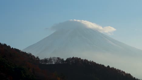 Monte-Fuji-Con-Un-Pico-Cubierto-De-Nubes,-Enmarcado-Por-árboles-Otoñales-En-Un-Día-Claro