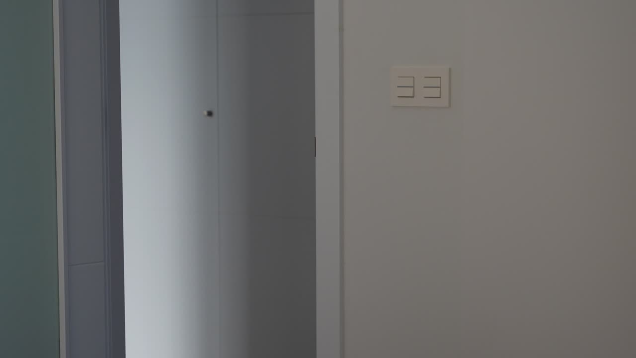 una mujer embarazada entra, muestra un ultrasonido y una barra de carga pintada en el vientre.