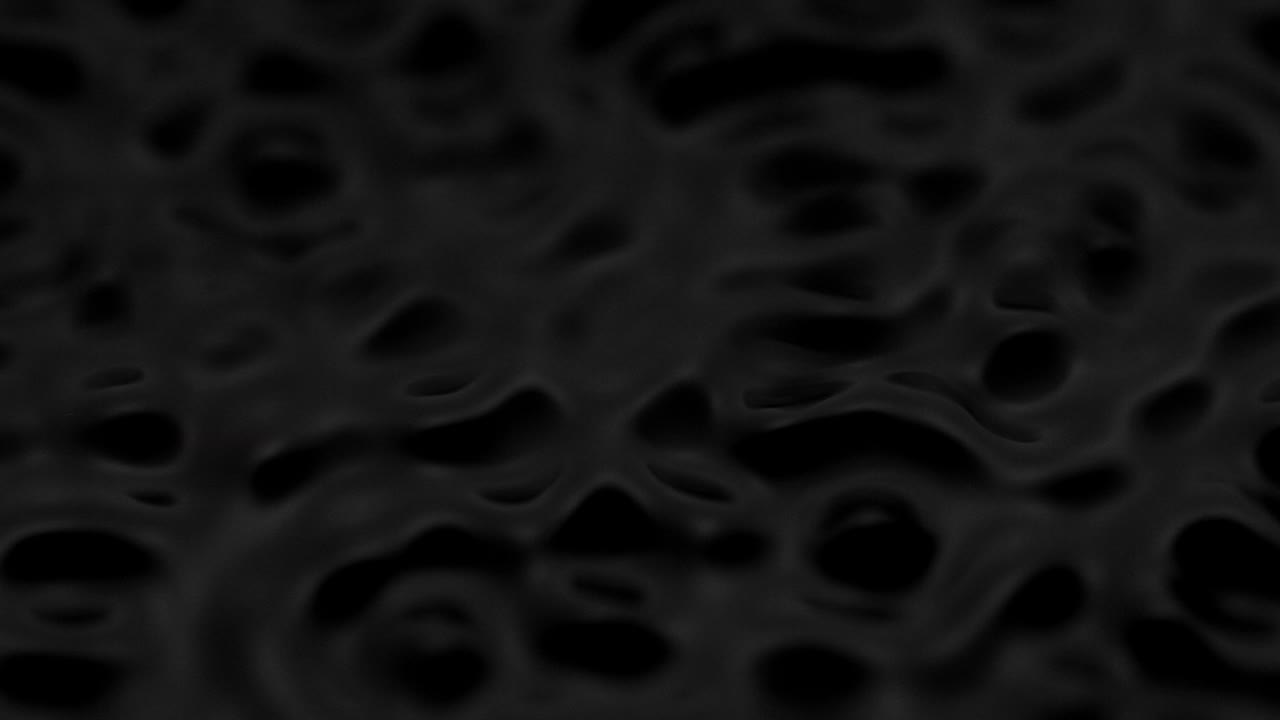 Stænk og dråber på væskens overflade. Abstrakt sort baggrund. Vandvibration. 4K slow motion 100 fps, ProRes 422, 10 bit.